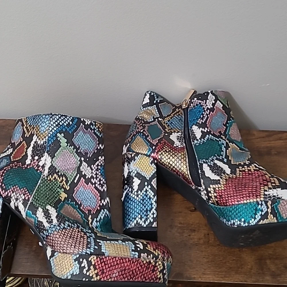 Bamboo SORBET Colorful Snakeskin Print Platform Heeled Boots size 10